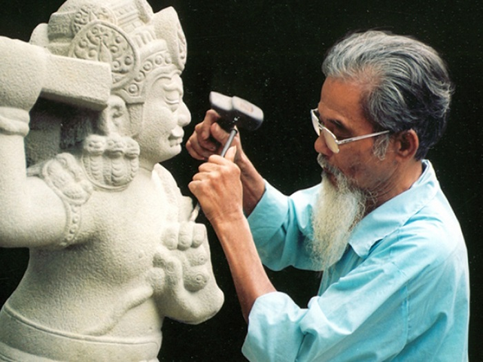 Discover the culture of the local people when having summer vacation to Da Nang - Stone carving